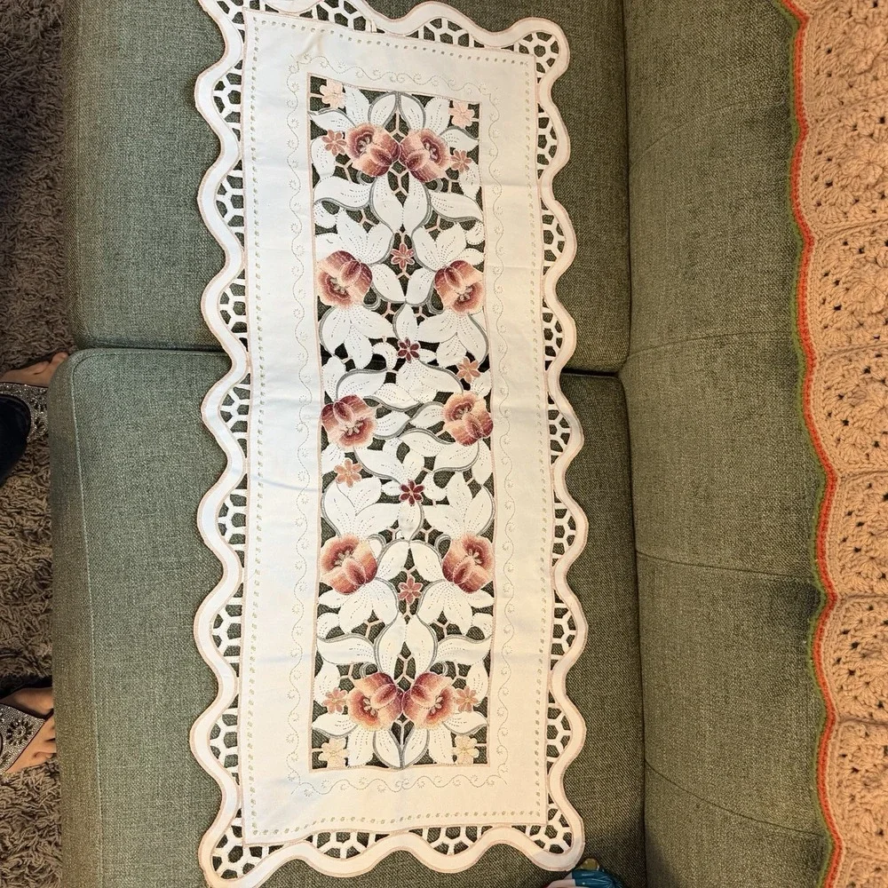 Vintage Floral Cutwork Table Runner 15x35 Embroidered Scalloped Edge Cottage